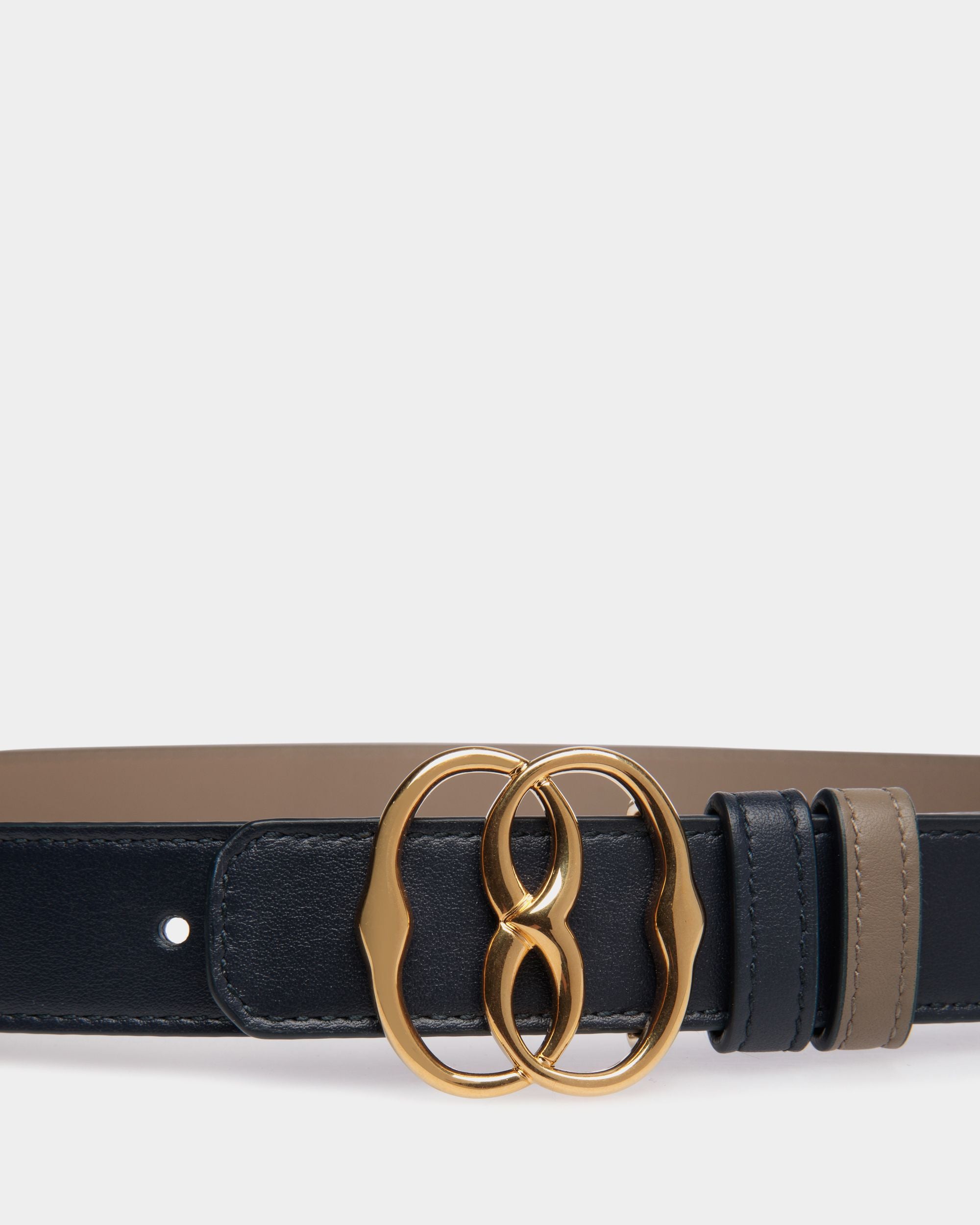Emblem 25mm Reversible Belt in Navy Blue And Taupe Leather - Women's - Bally - 04