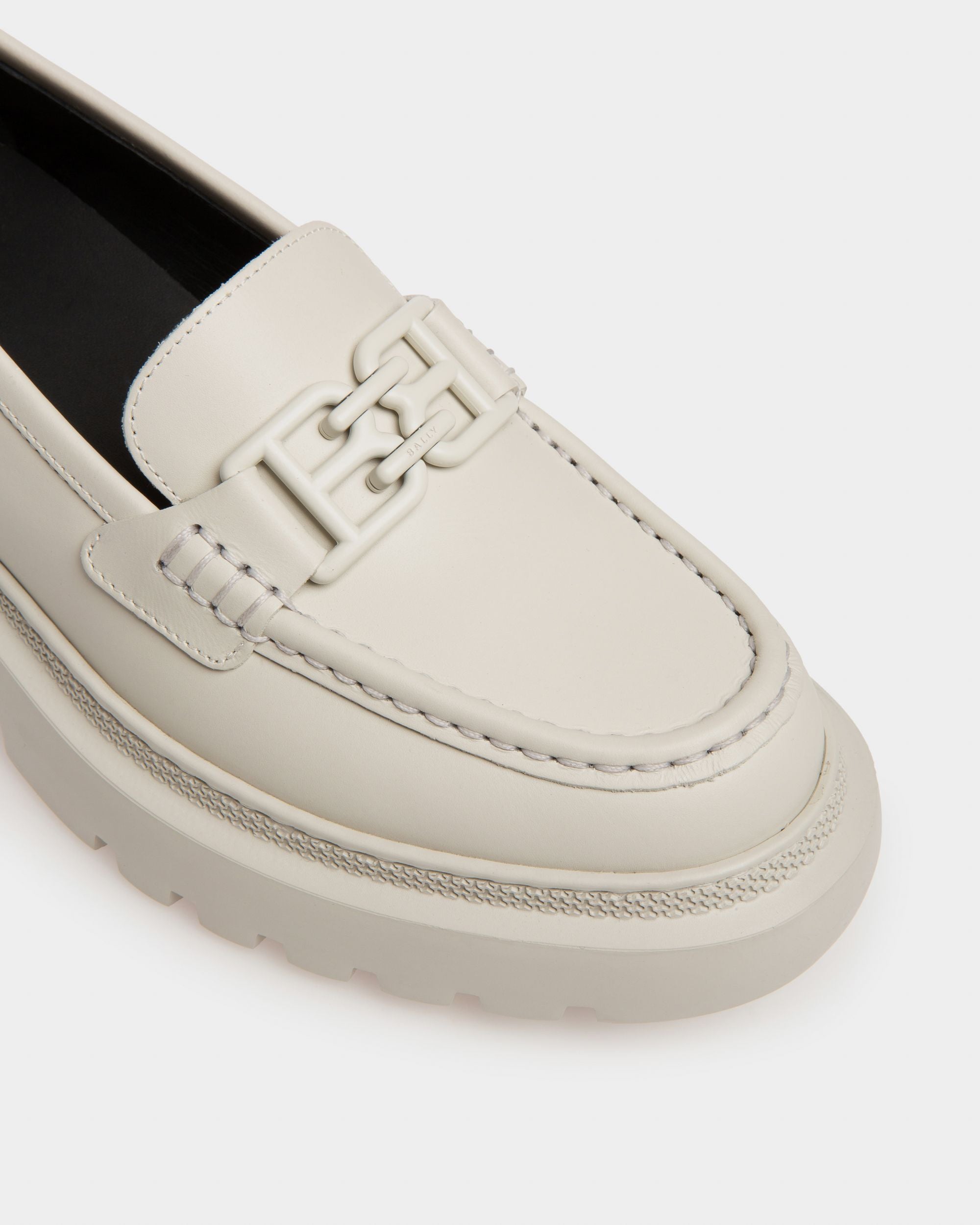 Gioia Flat Leather Moccasins In Denty White - Women's - Bally - 06